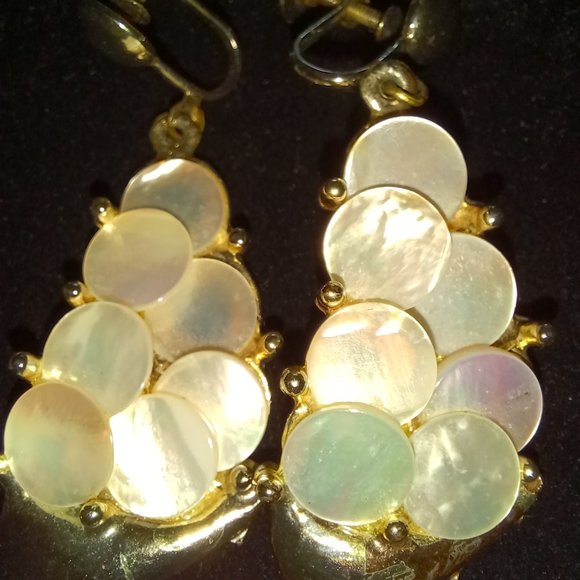 Vintage Mother of Pearl screwback earrings - Picture 1 of 6